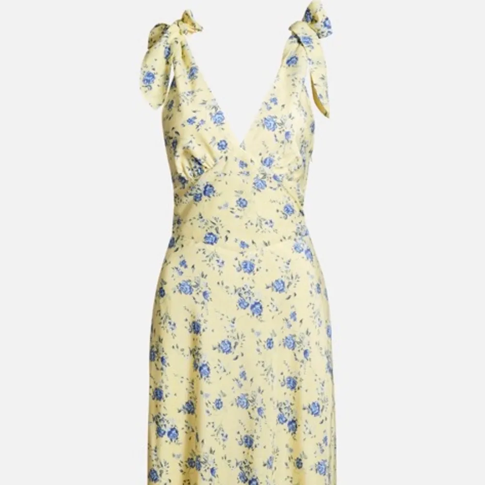 Hej! Jag söker denna, gul blommig klänning från bikbok x Elsa hosk! Elsa flower dress. Hör gärna av er om ni säljer!. Klänningar.
