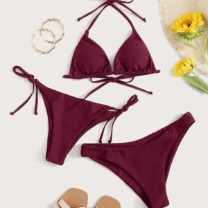 Perfekt sommarbikini - Denna vinröda bikini är helt perfekt, du får två bikinis i ett. Två olika underdelar vilket gör att bikinin blir som två. Otroligt fin passform. Är i storlek M med passar även en S och Xs då den är justerbar. Helt perfekt för en dopp i det blå💕