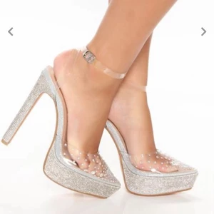 High heels - Helt nya. Aldrig använt dem, köpte för 600 kr. Kommer med box. Säljer på grund av mindre storlek.