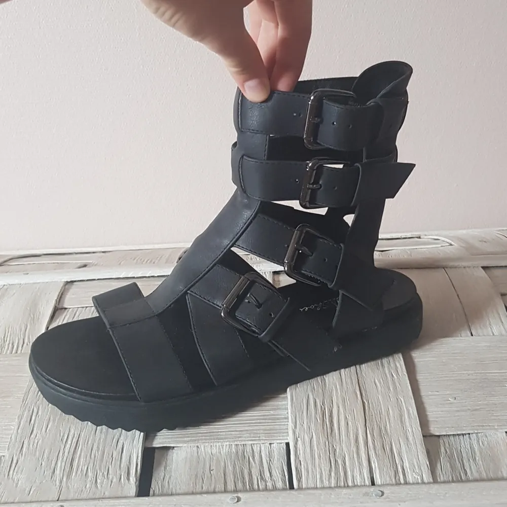 Svarta sandaler med öppen tå och häl i storlek 39, köpare står för frakt . Skor.