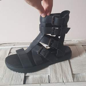 Svarta sandaler med öppen tå och häl i storlek 39, köpare står för frakt 