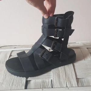Svarta sandaler st 39 - Svarta sandaler med öppen tå och häl i storlek 39, köpare står för frakt 
