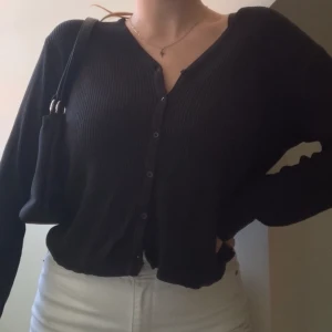 söt kofta  - jätte söt svart kofta! använd fåtal gånger, köparen står för frakten🦋💕 bud på 150, avslutas måndag kväll!