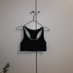 Topp från bikbok  - En svart topp från bikbok i Stl S, använd 1 gång. Köparen står för frakten☺️