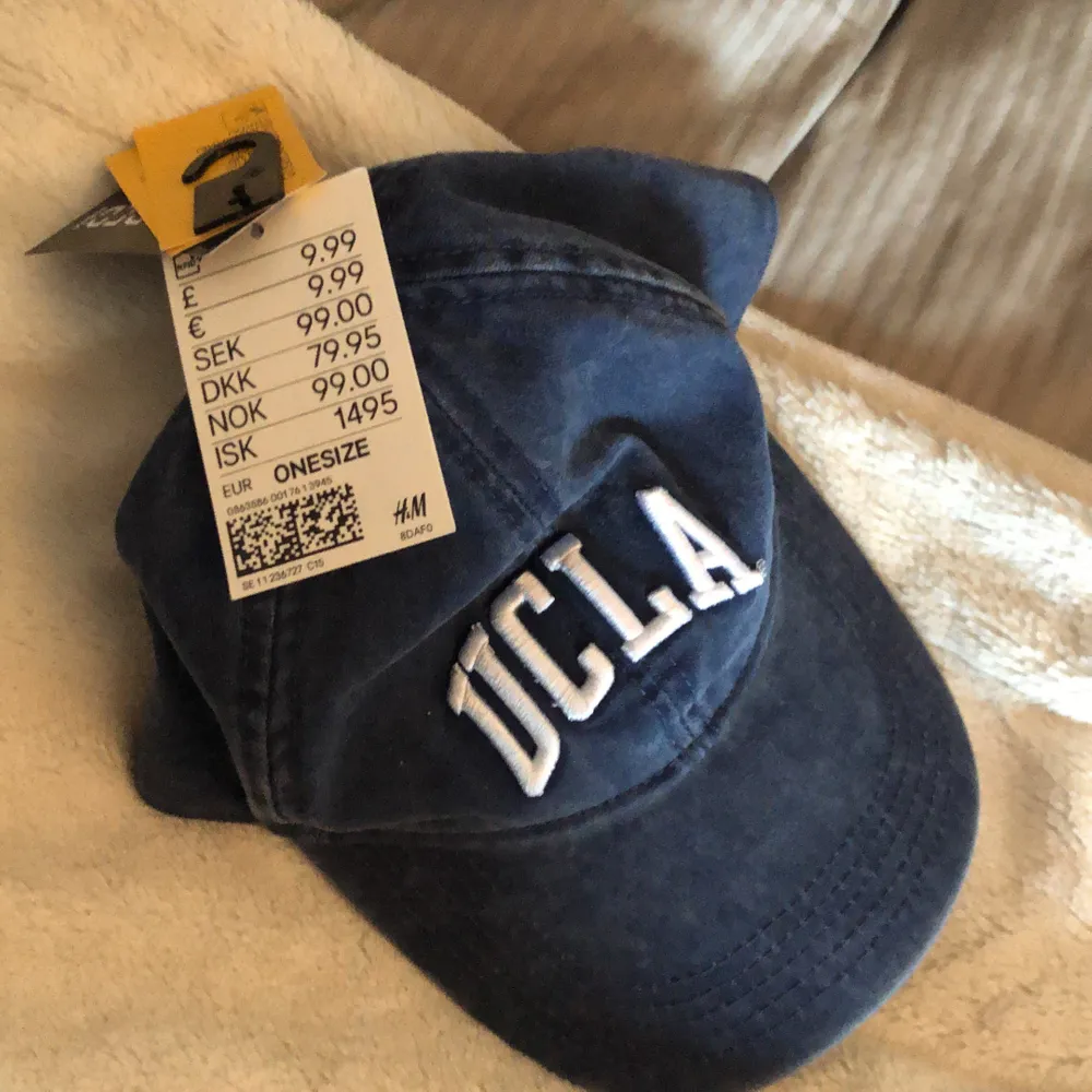 Keps med en urtvättad jeans färg, med UCLA logan på! Helt ny, lappar finns kvar. Säljer för jag aldrig får användning av den! 🥰 Frakt tillkommer💕. Accessoarer.