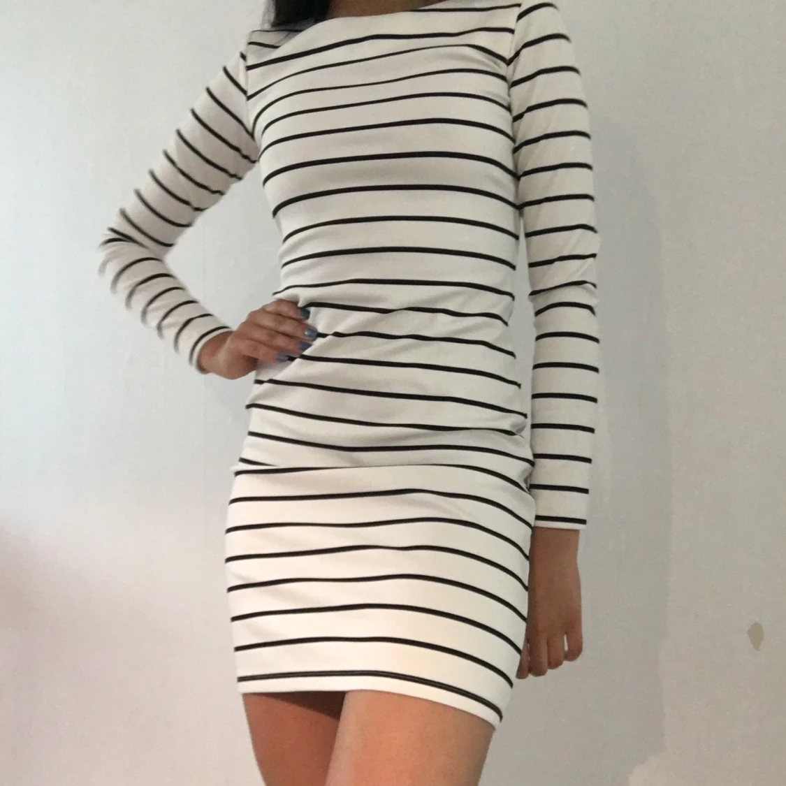 En lång vit randig klänning  - 90