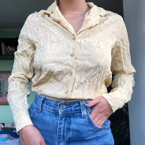 Superfin retro-gul skjorta - Supergullig skjorta med fina glansiga detaljer! Lite skrynklig på bilderna men faller fint då materialet är lite ”tyngre”❣️😊 70kr eller högsta bud! Köparen står för frakt💞 köpt på vintage i sthlm! 