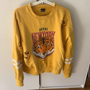 Gina Tricot sweatshirt strl M - Populär sweatshirt från Gina Tricot i gult. Mycket bra skick🤩 