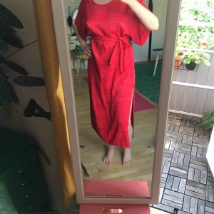  - Jacquardvävd klänning med knytskärp och hög slits i sidan. Naturmaterial