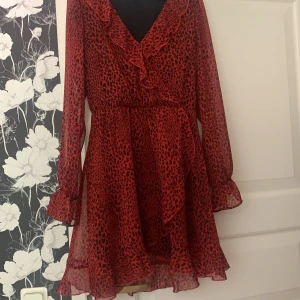 Klänning från hm - Super snygg röd,leopard klänning från hm! Som ny, nästan aldrig använd! Köparen står för frakt! Priset kan diskuteras vid snabb affär!🥰
