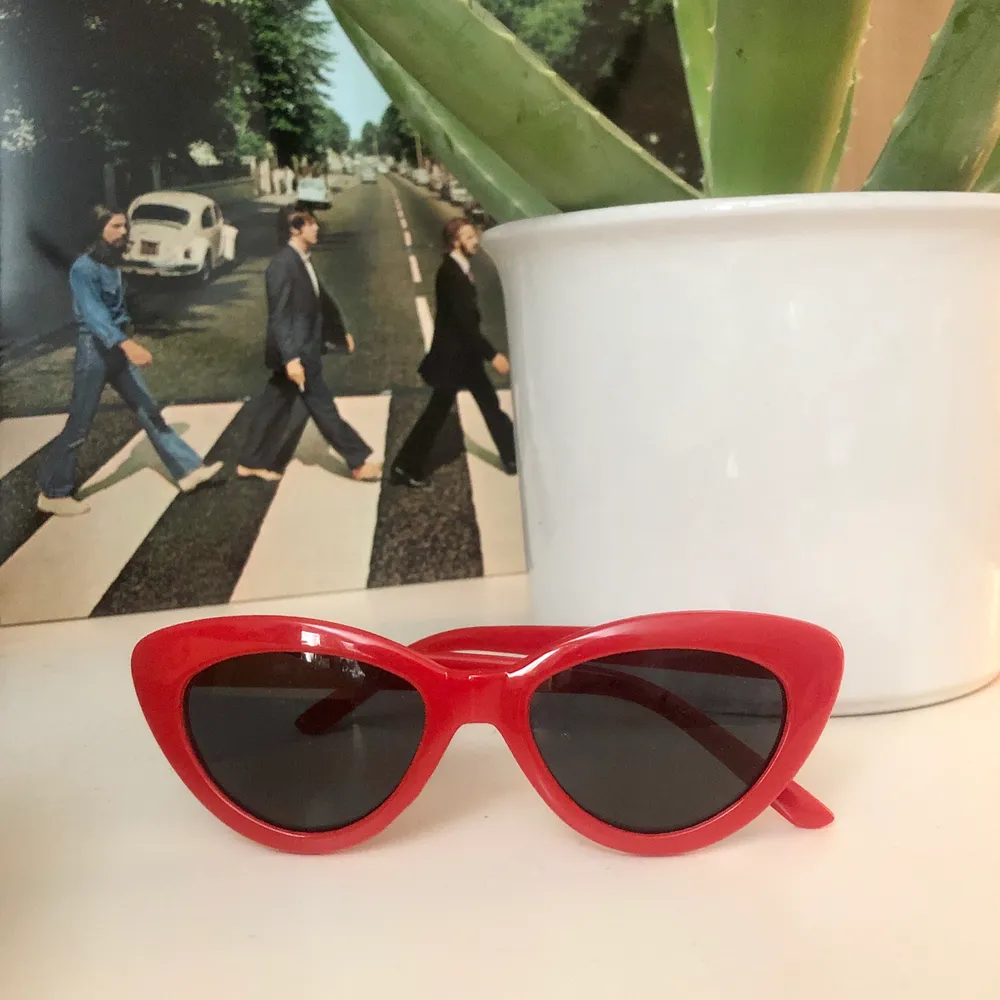Supercoola röda solglasögon som lägger till det där lilla extra till sommaroutfitten. Aldrig använda! Köparen står för frakt 🌻🥰. Accessoarer.
