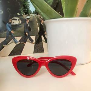 Supercoola röda solglasögon som lägger till det där lilla extra till sommaroutfitten. Aldrig använda! Köparen står för frakt 🌻🥰