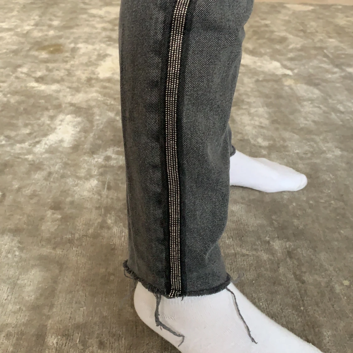 Gråa jeans med glitter stripe - 91