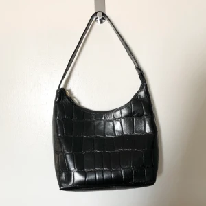 Vintageväska - Vintageväska med snakeskinmönster! Så snygg till en sommaroutfit🥰 Köparen står för frakt 🌻