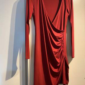 Röd fin omlott klänning, använd endast en gång. Passar m/l, väldigt stretch