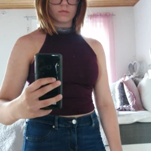 Linne vinrött med pärlor S - Vinrött linne med pärlor i halsen storlek S använd 2 gånger i nytt skick 