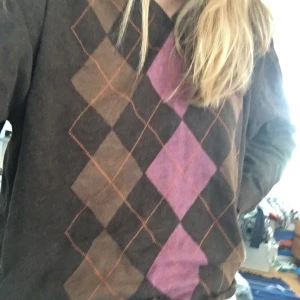 tjocktröja med rutigt motiv framtill - Mysig tröja med superfina färger. Avklippt nertill så den är lite croppad. Står storlek L så passar alla mindre storlekar som oversized. Kan mötas i Lund/Malmö eller frakta mot att du betalar :))