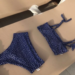 Bikini - Super fin bikini med rosetter på axlarna, endast testad💙 BUDA! frakt tillkommer (högsta bud just nu - 200kr)