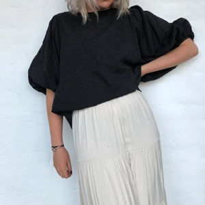 Svart blus - Svart mönstrad blus med stora puffärmar. Köpt på Åhléns i höstas med har använts 3 gånger sen dess. Köparen står för frakt