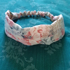 Hårband - Hårband med fint vintagemönster. Lätt vadderat och med resår i nacken. 40 kr inklusive frakt eller högsta bud! 🌱