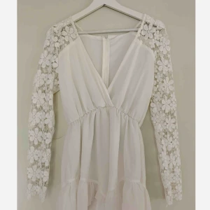  - Fin jumpsuit. Finns inga lappar med str osv men uppskattar att det är en str 34. 