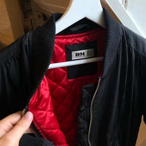 Svart bomberjacka från DM Retro - Svart bomberjacka från D.M Retro. Ganska tunn, rött innertyg och i bra skick. Strl L men känns som en S. Passar dock även mig som är M. Frakt tillkommer🧚‍♀️