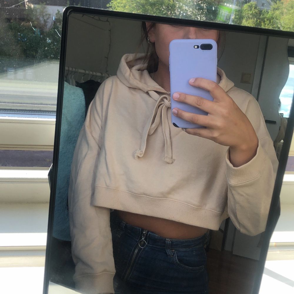 En supersnygg croppd hoodie ifrån bikbok. Tröjan är i storlek small och är i en snygg beige/nude förg. Har en pytteliten fläck på mudden som knappt syns. Fraktkostnad tillkommer och det är Bara att ni hör av er om ni har någon fråga😋❣️. Huvtröjor & Träningströjor.