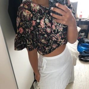 Superfin blommig topp❤️ - Jääättefin blommig söt blus som går att croppa om man så vill❤️hör av er vid fler frågor eller bilder💗