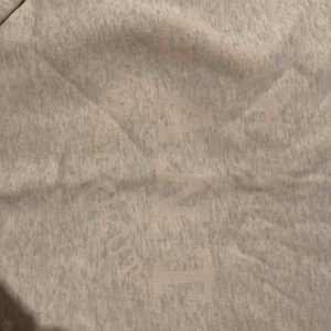  - Sweatshirt från gant, knappt använd i storlek s. Svårt att få bild på texten men ”GANT” står skrivet💫