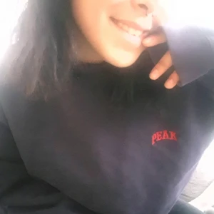 Peak Performance tjocktöja - En skit mysig gammal Peak tjocktröja i marinblå med märket broderat i rött. Passar jätte snyggt som oversized. Priset kan diskuteras :)