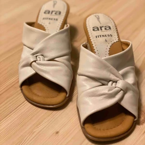  - Vita slip om skor med liten klack otroligt sköna och smidiga att ta på sig, snygga till sommaren 