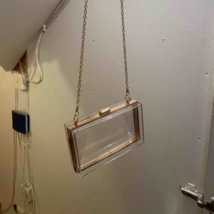  - Snygg handväska i hårdplast med guldiga detaljer!