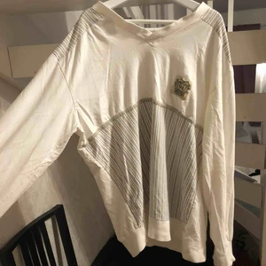  - Säljer denna fina tröja, skulle säga att den är s/m då den passar bra på mig som brukar ha både s och m! Hör av dig om du är intresserad💕