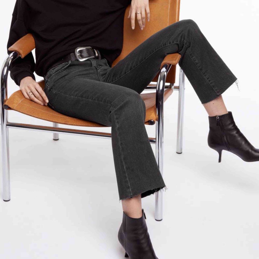 Kick flare jeans från Gina Tricot i grå/svart tvätt. Sparsamt använda. Säljer då jag har alldeles för många jeans. Köparen står för frakten 🖤. Jeans & Byxor.