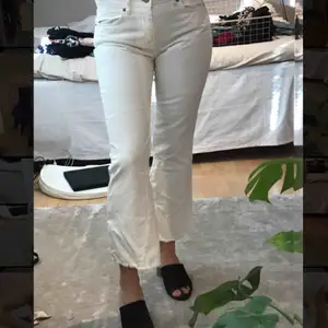 Svinfina vita jeans från NA-KD! Endast använda vid ett tillfälle. Säljer pga de tyvärr är lite för små för mig😢 storlek 34! De är lite vida nertill benen 