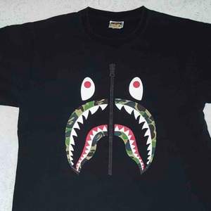 Bape tshirt i XL (sitter som M/L) Skick: 8/10