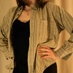  - Fin & rutig skjorta från Fila! Är i stl L men passar även någon i mindre stl, då blir den lite oversized vilket är snyggt.  Köparen står för frakten. 