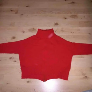  - Röd varm polo tröja med dragkedja där bak. 