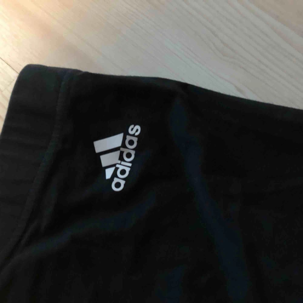 Adidas tights/träningsbyxa i bomull | Plick Second Hand