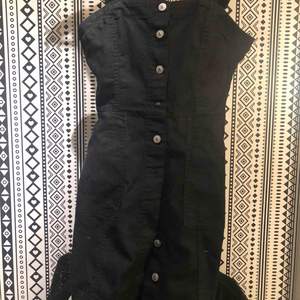 Jätte fin svart jeans klänning ifrån hm, använd endast 1 gång, frakten är in räknad i priset 