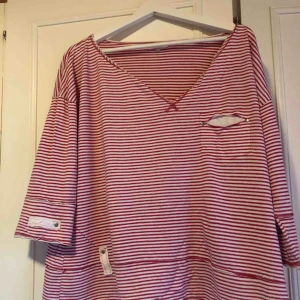  - Vardaglig retrotröja i märket Rabalder! Tröjan är i randigt T-shirt mattetal och snygga detaljer! Stor i storleken, passar upp till M! 