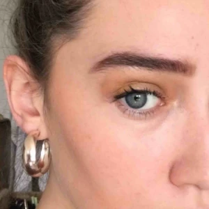  - Breda guldiga hoops från Topshop. Säljer då jag har flera i samma färg. Frakt står köparen för 🧚🏻‍♂️