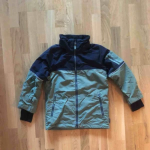  - Grön/svart vinterjacka från PoP i bra skick, finns på Södermalm.