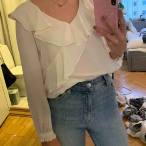  - Sötaste blusen från zara. Volang kring halsen och i ärmarna. Använd men i fint skick. Priset är exklusive frakt. 