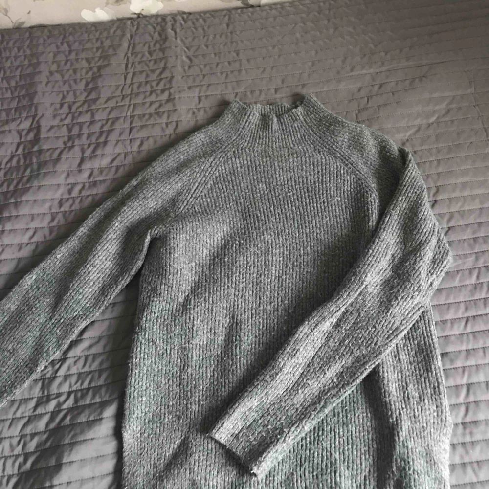 Snygg grå halv polo tröja från Gina tricot. Stickat.