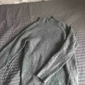 Snygg grå halv polo tröja från Gina tricot