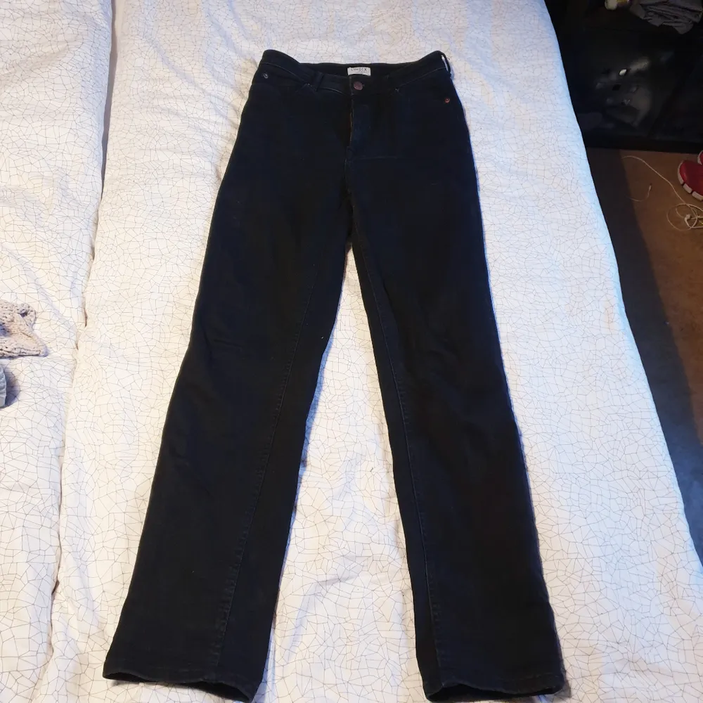 Svarta raka högmidjade jeans från Lindex. Mycket stretch och 5 fickor! Skickas (max 37kr frakt) eller möts i Göteborg.. Jeans & Byxor.