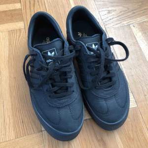 Adidas sambarose sneakers svarta! I väldigt fint skick! Se bilder. Storleken är 37 1/3 Us 6 UK 4 1/2 23cm