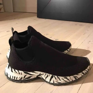  - Superfina skor från zara. Endas använda 3 gånger. Säljer pga att jag köpte fel storlek, köparen står för frakten!