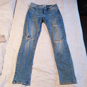  - Tova jeans från Lindex.  Midrise, stretch och 5 fickor. Tight fit Skickas (max 37kr frakt) eller möts i Göteborg.